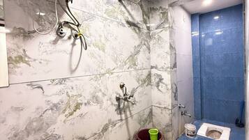 Kamar Standar | Kamar mandi | Shower, pancuran hujan, lantai berpemanas, dan handuk