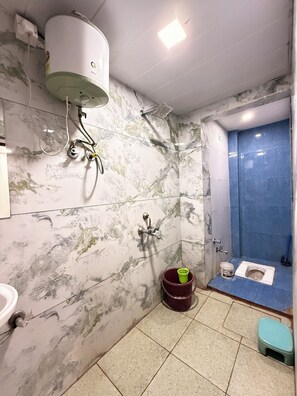 Standard Room | Bathroom | Shower, rainfall showerhead, slippers, heated floors - Hotel Raghuveera Palace (Ujjain)