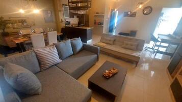 Apartemen Keluarga, pemandangan kolam renang | Area keluarga | Smart TV dan layanan streaming