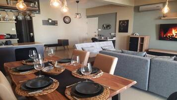 Apartamento família, vista para a piscina | Sala de jantar