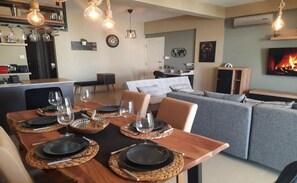 Appartement Familial, vue piscine | Salle à manger