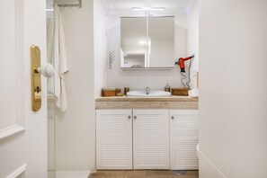 Apartment, Balkon | Badezimmer