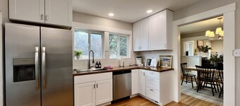 The Winston, Gorgeous! 4 Bdrm w/ Hot Tub & Firepit, Local Golfing 50% Off!