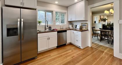 The Winston, Gorgeous! 4 Bdrm w/ Hot Tub & Firepit, Local Golfing 50% Off!