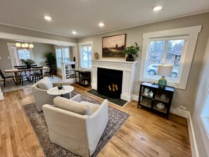 Interior - The Winston, Gorgeous! 4 Bdrm w/ Hot Tub & Firepit, Local Golfing 50% Off! (Baker City)