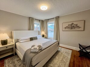 4 bedrooms, desk, travel cot, free WiFi - The Winston, Gorgeous! 4 Bdrm w/ Hot Tub & Firepit, Local Golfing 50% Off! (Baker City)