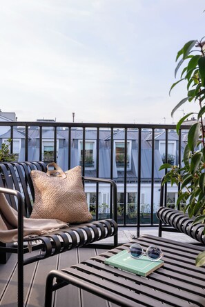 جناح بتجهيزات أساسية - بشرفة | شرفة/رواق