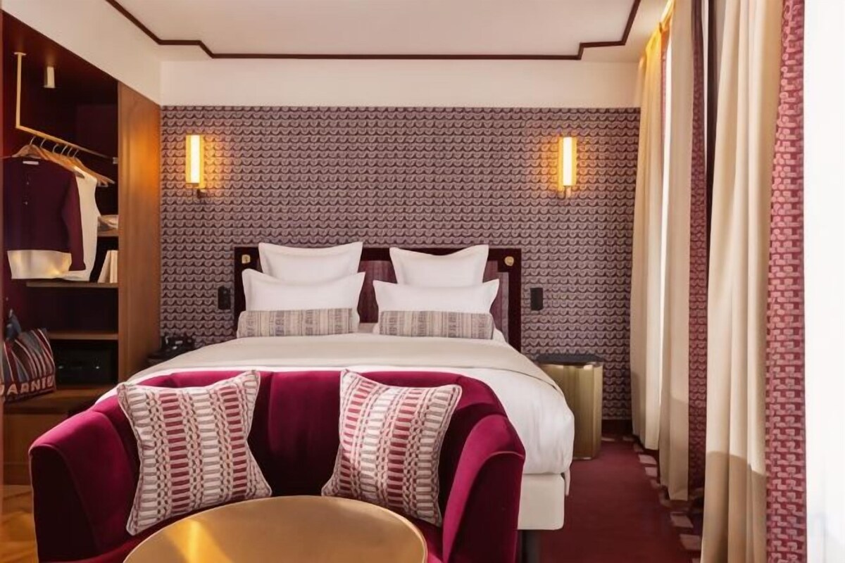In-room safe, soundproofing, iron/ironing board, free WiFi