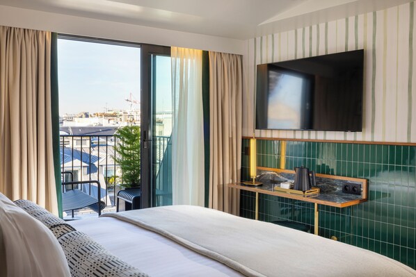 جناح بتجهيزات أساسية - بشرفة | خزنة داخل الغرفة وتجهيزات عازلة للصوت ومكواة/لوح كي وواي فاي مجانًا