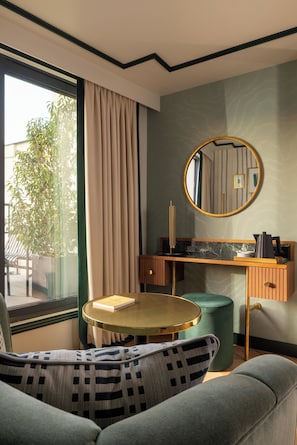 جناح بتجهيزات أساسية - بشرفة | منطقة المعيشة