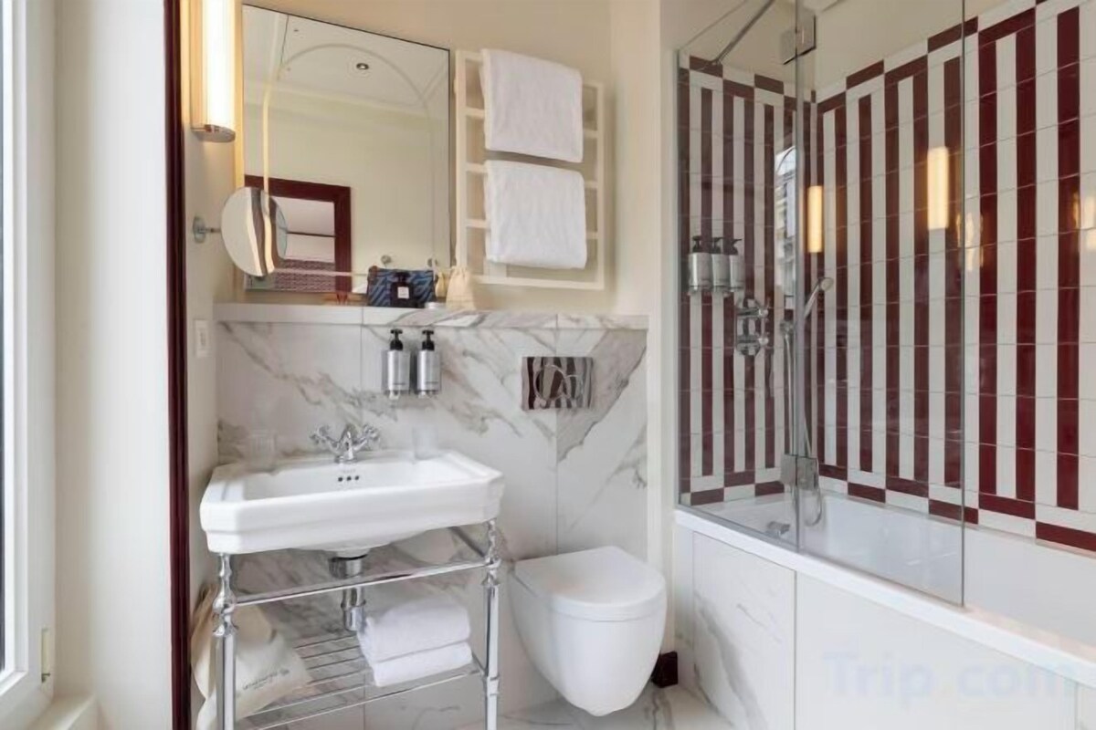 Kamar mandi | Perlengkapan mandi gratis, pengering rambut, jubah mandi, dan handuk