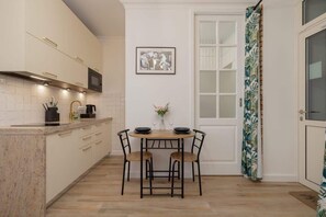 Fridge, microwave, stovetop, dishwasher