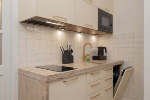 Refrigerador, microondas, parrilla de estufa y lavavajillas 