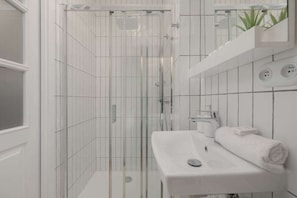 Shower, soap, shampoo - Dietla 21 | Kraków | Climate Apartment | AC (Kraków)