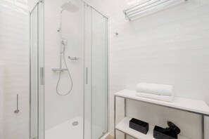 Dusche, Haartrockner, Handtücher, Shampoo
