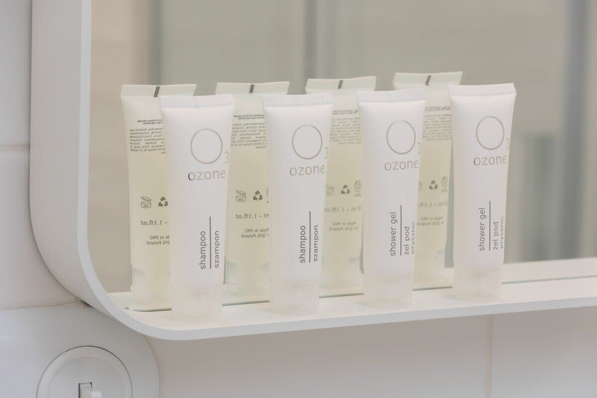 Ein Regal mit verschiedenen Tubes von Ozone Produkten, darunter Shampoo und Duschgel.