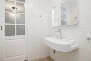 Regadera, secadora de cabello, toallas