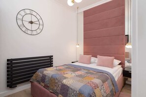 1 habitación, tabla de planchar con plancha, cuna de viaje y wifi