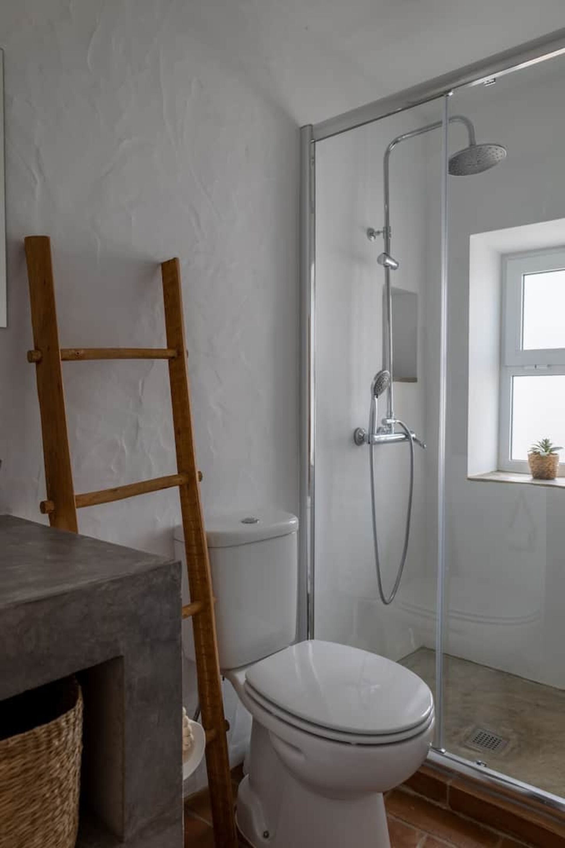 Een haardroger, handdoeken, zeep, shampoo