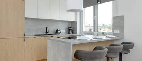 Frigorífico, microondas, horno y placa de cocina
