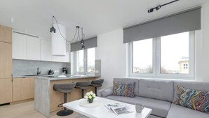 Un apartamento moderno con cocina, comedor y sala de estar.