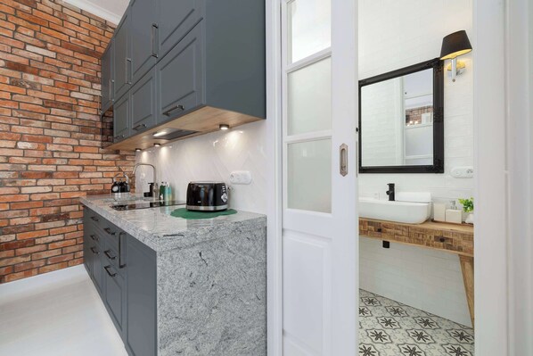 Een koelkast, een microgolfoven, een kookplaat, een vaatwasser