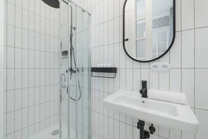 Douche, sèche-cheveux, shampoing
