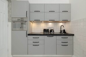 Kühlschrank, Mikrowelle, Ofen, Herdplatte