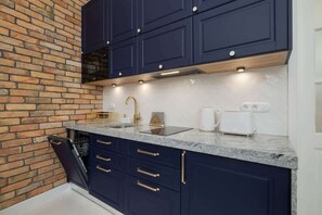 Réfrigérateur, micro-ondes, plaque de cuisson, lave-vaisselle