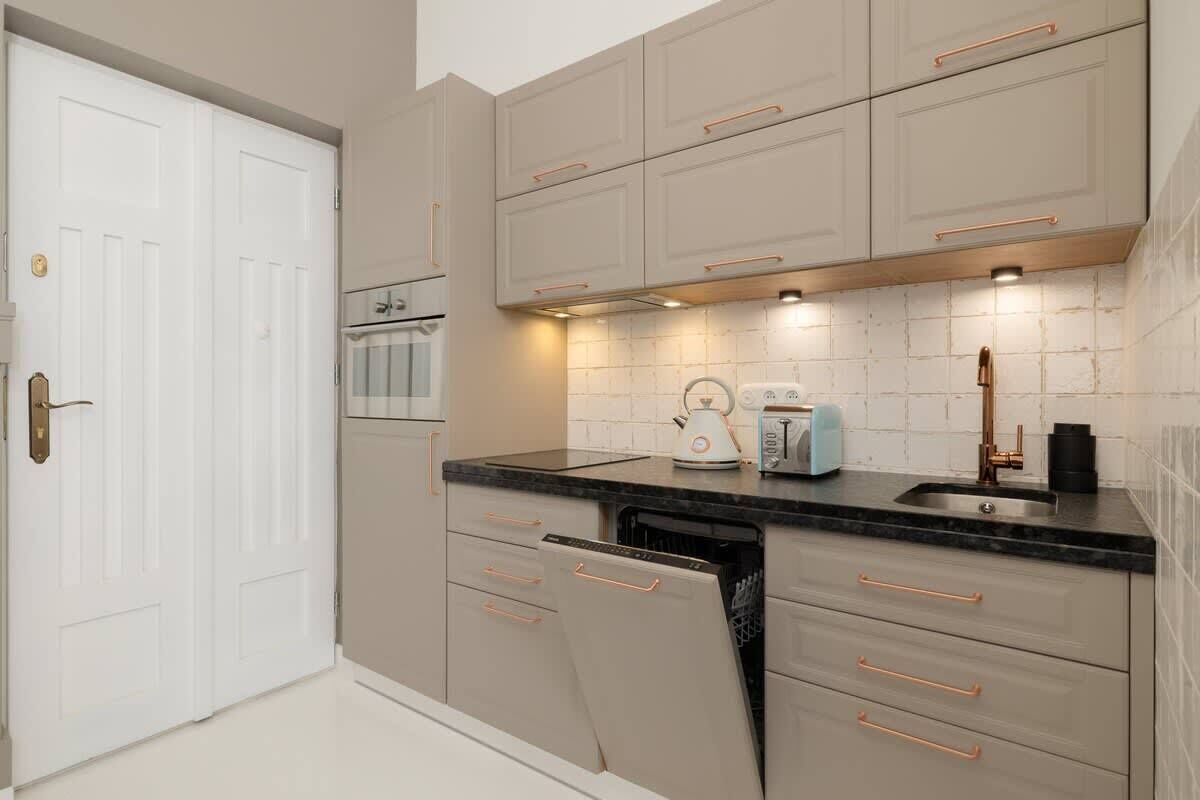 雪櫃、微波爐、焗爐、爐具