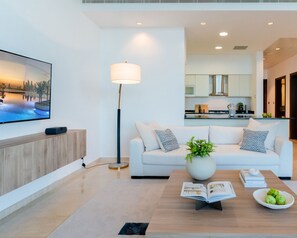 Flat-screen TV - Luxe Waterfront Oasis the Palm (Dubai)