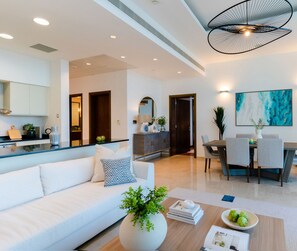 Flat-screen TV - Luxe Waterfront Oasis the Palm (Dubai)