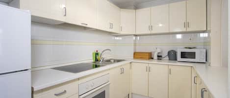 Kühlschrank, Mikrowelle, Ofen, Herdplatte
