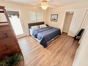 2 bedrooms, desk, free WiFi, bed sheets - WATERFRONT 3G CONDO near Fishing Center (Port O Connor)