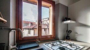 Coffee/tea maker, fridge, oven, stovetop - Charming  apartment in the historic center of Como (Apartment Piazza Roma) (Como)