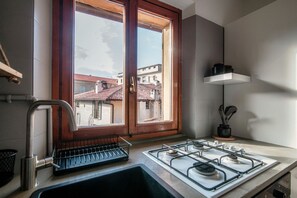Fridge, oven, stovetop, coffee/tea maker