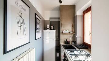 Fridge, oven, stovetop, coffee/tea maker