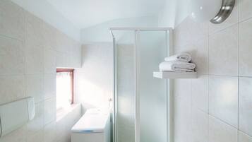 Een douche, een haardroger, een bidet, handdoeken