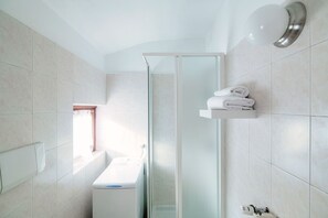 Een douche, een haardroger, een bidet, handdoeken