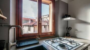 Frigorífico, horno, placa de cocina y cafetera o tetera