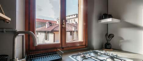 Réfrigérateur, four, plaque de cuisson, cafetière/bouilloire
