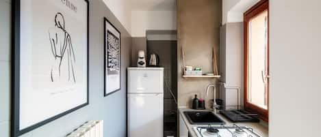 Fridge, oven, stovetop, coffee/tea maker
