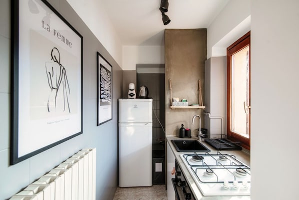 Fridge, oven, stovetop, coffee/tea maker