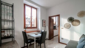 Living area - Charming  apartment in the historic center of Como (Apartment Piazza Roma) (Como)