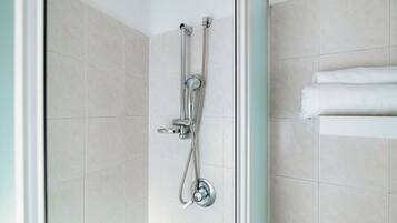 Doccia, asciugacapelli, bidet, asciugamani