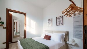 1 bedroom, iron/ironing board, WiFi, bed sheets - Charming  apartment in the historic center of Como (Apartment Piazza Roma) (Como)