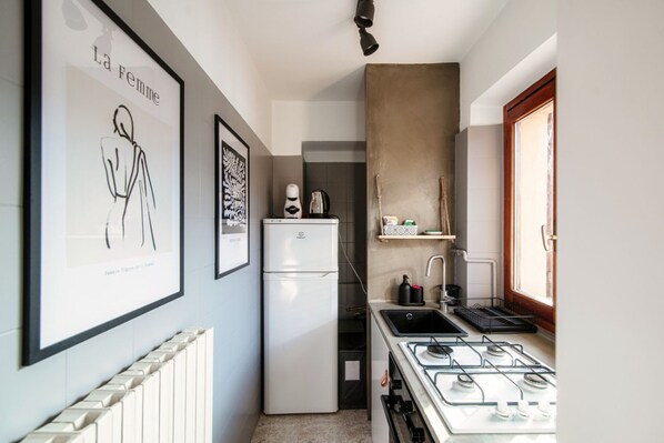 Refrigerador, horno, parrilla de estufa y cafetera y tetera 