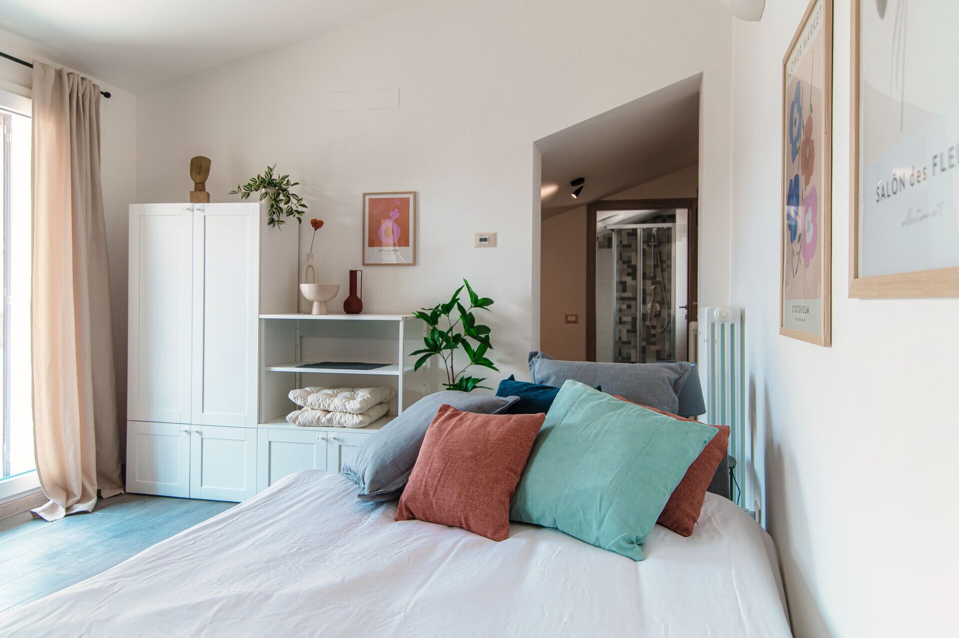 Tabla de planchar con plancha, wifi y ropa de cama 