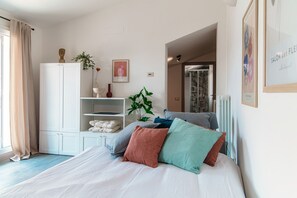 Tabla de planchar con plancha, wifi y ropa de cama