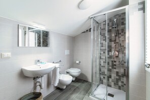 Ducha, secador de pelo, bidet, toallas